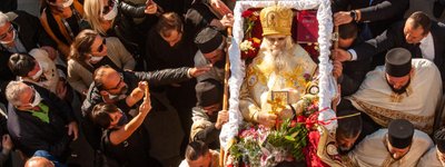 Тисячі людей зібралися на похорон митрополита Чорногорського, який помер від COVID-19