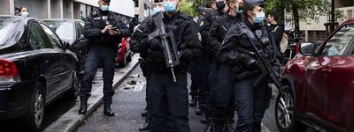 Париж. Поліцейський патруль поблизу місця нападу на редакцію Charlie Hebdo