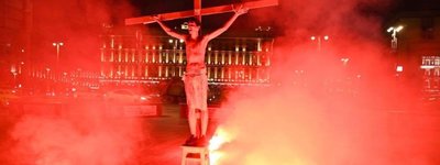 Активист устроил у здания ФСБ в Москве акцию в поддержку политзаключенных в образе Христа