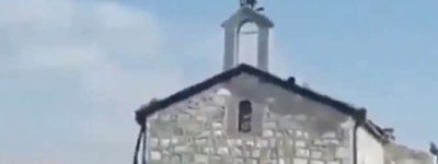 Азербайджанський військовий на даху церкви в Карабасі помолився Аллаху