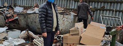 Cвященник УГКЦ допомагає вбогим, сортуючи сміття в парафії