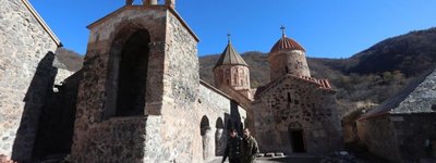 Вірменський монастир Дадіванк може стати албанським монастирем Худавенг. Але, крім зміни офіційної назви, більше йому нічого не загрожує, - запевняє влада Азербайджану
