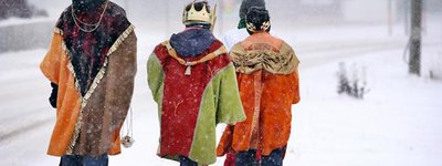 Німецькі колядники, вдягені як троє біблійних царів, ходять із зіркою від будинку та будинку, співаючи та збираючи пожертви