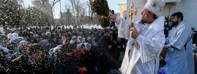 Митрополит Кишиневский и всея Молдовы Владимир окропляет верующих святой водой во время праздника Крещения, 19 января 2019 года
