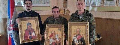 Клирик УПЦ МП в Крыму вручил оккупантам иконы «небесных покровителей российского воинства»