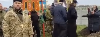 «Кто благословлял агрессора?» Священники УПЦ МП после неудобных вопросов ушли с похорон погибшего на Донбассе воина