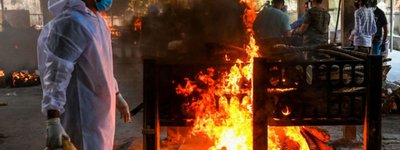 В Індії не вистачає дров, щоби спалити померлих від ковіду після релігійних свят