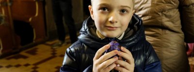Little Lviv residents create 'pysanka' amulets for our soldiers