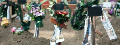 Під Полтавою 7-класниці влаштували оголену фотосесію на кладовищі