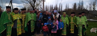 У селі біля Луцька священик УПЦ МП самовільно  «переосвятив» новий придорожній хрест