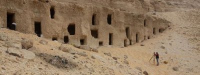 300 стародавніх гробниць, висічених в скелі, знайдено у Єгипті