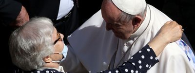 Папа поцілував татуювання з табірним номером на руці екс-бранки Освенціму