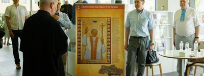 В  УКУ діє  виставка до 20-ї річниці приїзду Папи в Україну