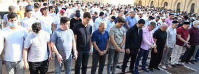 Тисячі мусульман зійшлися до головної мечеті Києва святкувати Курбан-байрам