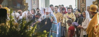 На молебень проти «згубної пошесті» митрополит УПЦ МП зібрав людей без масок та карантинних обмежень