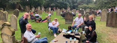 В Англії учасники фестивалю розпивали пиво на могилах церковного кладовища