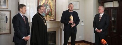 Патріарх УГКЦ нагородив Олега Сенцова відзнакою Блаженного Омеляна Ковча