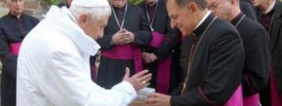 Архиепископ Мечислав Мокшицкий вместе с Папой-эмеритом Бенедиктом XVI молились за завершение войны в Украине