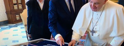 Прем'єр-міністр Франції подарував Папі Римському футболку ПСЖ з автографом Мессі
