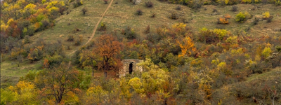 Вигляд на церкву з пагорба на протилежному, лівому, березі річки Кучук-Карасу