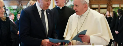 Папа сказав Байдену продовжувати причащатися і благословив його розарій