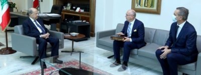 Ukrainian ambassador presents a facsimile of the Mazepa Gospel to Lebanese President
