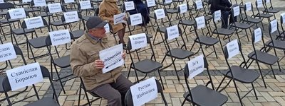У Києві відбулася акція "Порожні стільці" на підтримку бранців Кремля. Митрополит ПЦУ зачитав лист В’ячеслава Єсипенка