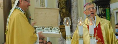 Spiritus vini: Apostolic Nuncio in Transcarpathia was presented with three types of Pálinka
