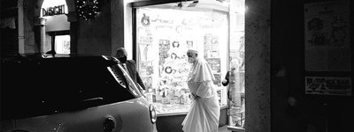 Папа несподівано відвідав музичну крамницю в центрі Риму