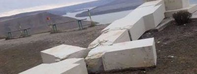 На Бакоті вітер повалив бетонний хрест