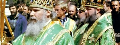 Патріарх Алексій II і митрополит Кирило (справа)