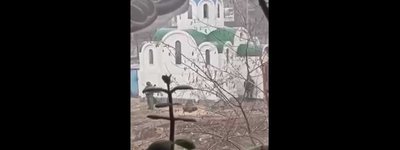 В сеть попало видео, как оккупант совершает намаз возле украинского православного храма
