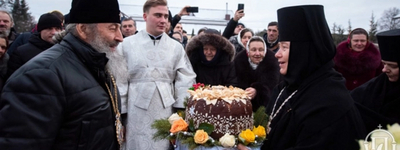 Ігуменя Зимненського монастиря Стефана зустрічає митрополита Онуфрія 11 січня 2022 року з нагоди освяченя нового храму на території обителі