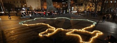 Сотни лампадок зажгли во Львове в память о невинно убитых рашистами украинцах