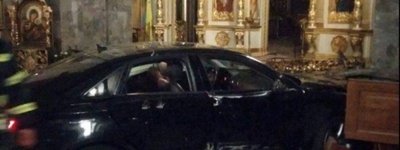 У Тернополі жінка в'їхала на авто у катедральний храм УГКЦ і пошкодила плащаницю (відео)