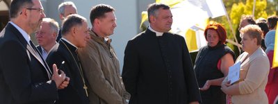 "Весь католицький світ молиться за вас і Україну", - архиєпископ Галлаґер до переселенців у Львові