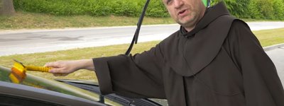 Монах-францисканець миє вікна авто, щоб зібрати кошти для українських захисників