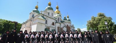 Православна Церква України нараховує  7200 громад і близько 80 чоловічих та жіночих монастирів