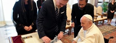 Czech Prime Minister presented the Pope with a towel embroidered by Czech and Ukrainian women