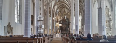 Коли протестанти моляться в задній частині собору, католицька передня частина залишається порожньою