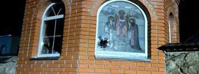 На Рівненщині поліцейські схопили чоловіка, який розбив вікно у каплиці УПЦ МП