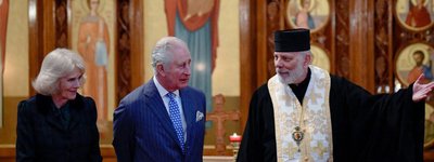 Король Чарльз ІІІ і королева-консорт Камілла з владикою Кеннетом Новаківським в українській католицькій катедрі Пресвятої Родини, Лондон, 2 березня 2022 року.