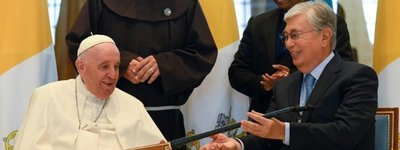 Папа Франциск попрощався з Казахстаном
