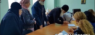 В Мелитополе монахи УПЦ МП с «радостью и слезами счастья на глазах» голосовали на фейковом референдуме