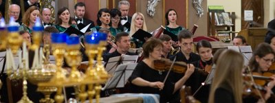 Виконують хорова капела зі Львова і оркестр з Луганська