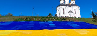 Біля Катерининської церкви у Чернігові розгорнули найбільший в’язаний прапор України