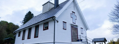 Старий молитовний будинок розташований високо в ландшафті, з вікон відкривається краєвид на військово-морську базу Хоконсверн — об'єкт Збройних сил Норвегії. Російська православна церква придбала нерухомість у 2017 році. 