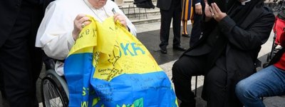 The Pope was presented with a flag signed by Ukrainian children