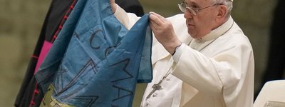 Папа Франциск демонструє прапор, який йому привезли з Бучі. Ватикан, 6 квітня 2022 року