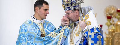 The Head of the UGCC kisses the hand of a priest rescued from occupied Melitopol